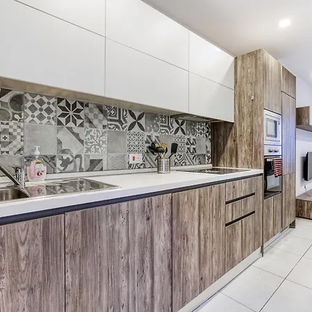 Charming With Private Balcony In By 360 Estates * 弗洛里亚纳