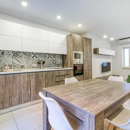 Charming With Private Balcony In By 360 Estates * 弗洛里亚纳