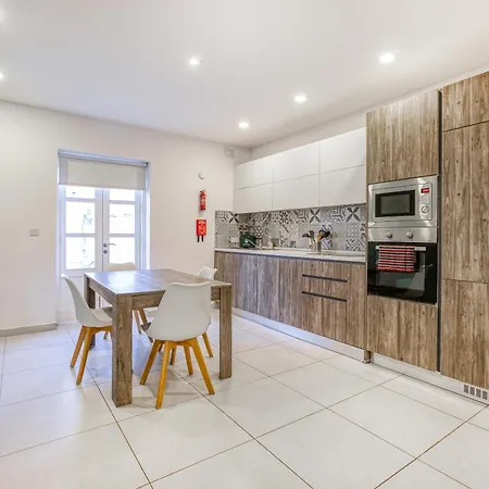 Charming With Private Balcony In By 360 Estates * 弗洛里亚纳